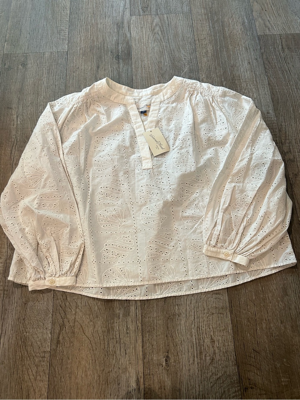 NWT Cream Eyelet Bubble Sleeve V-Neck Blouse with Seashells. Size: M